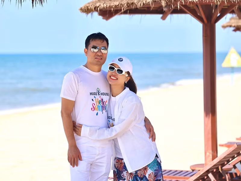 Sau nhiều năm ly hôn, Vân Hugo tìm được hạnh phúc mới bên doanh nhân Đặng Hùng Cường. Vợ chồng nữ MC có một cô con gái chung. Gần đây, Vân Hugo xác nhận sẽ làm đám cưới cuối năm 2023. Ảnh: FBNV.