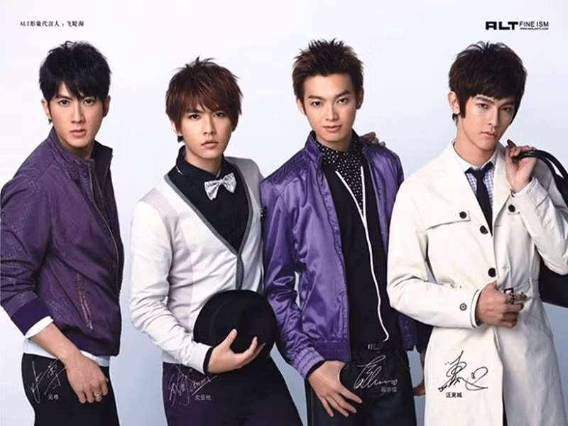 Viêm Á Luân sinh năm 1985, là cựu thành viên của nhóm nhạc Đài Loan Phi Luân Hải. Khi còn hoạt động, nhóm gồm: Viêm Á Luân, Uông Đông Thành, Thần Diệc Nho và Ngô Tôn. Ảnh: Báo Giao Thông.