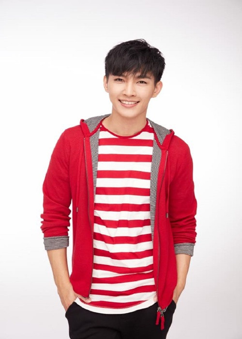 Viêm Á Luân chia sẻ, bố mẹ anh đã phát hiện ra những bất thường về giới tính của anh từ khi anh còn nhỏ nên quản lý nghiêm ngặt các mối quan hệ bạn bè của anh. Ảnh: Báo Giao Thông.