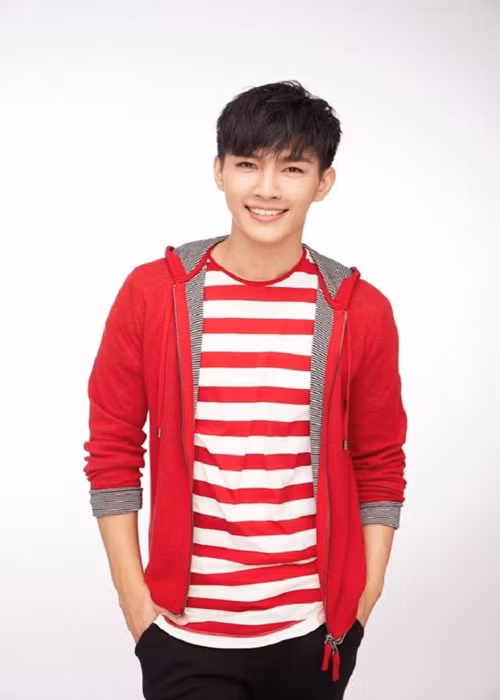 Viêm Á Luân chia sẻ, bố mẹ anh đã phát hiện ra những bất thường về giới tính của anh từ khi anh còn nhỏ nên quản lý nghiêm ngặt các mối quan hệ bạn bè của anh. Ảnh: Báo Giao Thông.