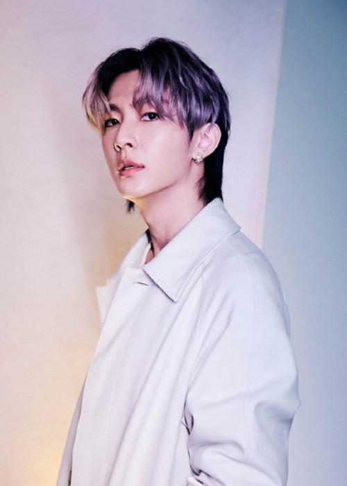 Khi Viêm Á Luân thừa nhận đồng tính với gia đình, bố mẹ của anh lấy cái chết ra để uy hiếp con trai. Suốt nhiều năm, không khí gia đình Viêm Á Luân vô cùng ngột ngạt và chỉ thực sự được cải thiện vài năm trở lại đây. Ảnh: Vietnamnet.