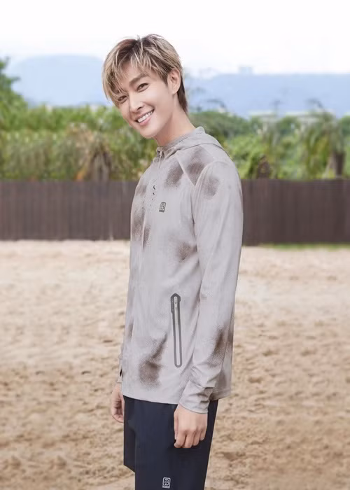 Ngoài ca hát, Viêm Á Luân còn đóng phim. Anh từng tham gia phim: Thơ ngây, Đội quân sấm sét, Bữa tiệc tình yêu, Thiếu nữ thần chết, Con đường đưa tiễn đầy hoa, Chuyện tôi và ma quỷ thành người một nhà. Ảnh: Zing