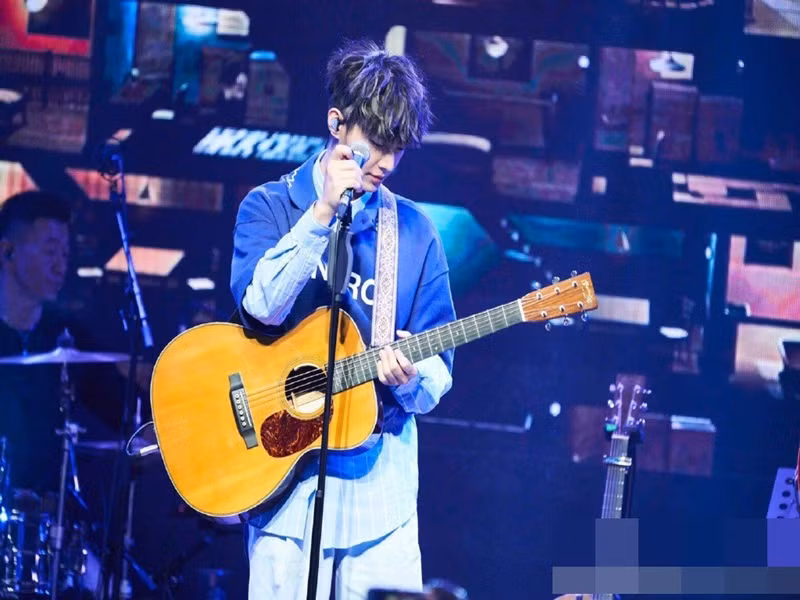 Viêm Á Luân phẫu thuật thẩm mỹ để sở hữu gương mặt điển trai. Ảnh: Dân Việt.