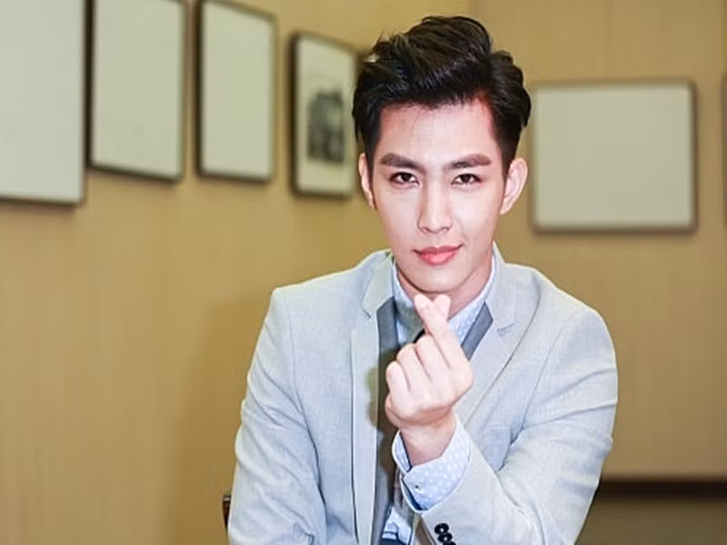 Tháng 3/2022, Viêm Á Luân vướng ồn ào để lại bình luận quấy rối nhóm nhạc Hàn Quốc TXT. Ảnh: Thế Giới Điện Ảnh.