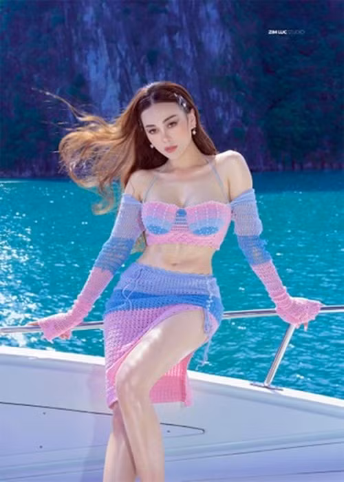 Đăng tải loạt ảnh khoe vòng eo thon gọn trong trang phục áo tắm, nữ diễn viên phim Quỳnh búp bê khéo phủ nhận tin đồn bầu bí. Ảnh: FBNV.