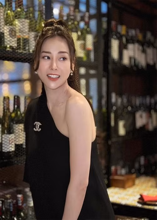 Gần đây, Phương Oanh bị nghi mang bầu vì diện váy suông. Ảnh: FBNV.