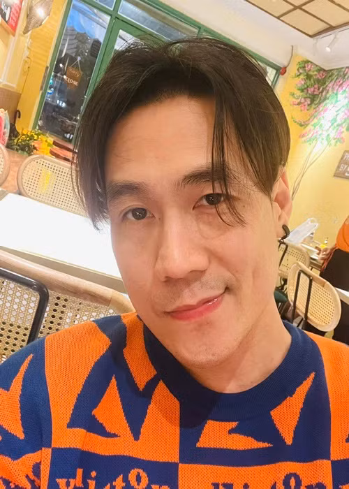 Sự việc Khánh Phương bị phạt vì mua chui cổ phiếu khiến dư luận xôn xao. Hiện tại, nam ca sĩ chưa lên tiếng về ồn ào này. Ảnh: FBNV.