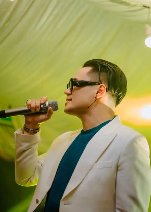 Phạm Trưởng cho biết, anh từng gửi một bản demo Hai thái cực cho Khánh Phương, nhưng sau đó không thấy phản hồi từ phía Khánh Phương nên Phạm Trưởng quyết định bán ca khúc cho Lưu Gia Bảo. Ảnh: FBNV.