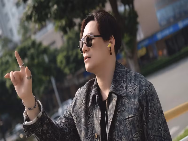 Năm 2019, trong một chương trình, Khánh Phương đáp trả tin đồn bạc tình năm 2015. “Không có bên nào đúng hoàn toàn cả, antifan có những cách nhìn đúng của người ta nhưng đúng một phần nào đó thôi. Nếu xét một cách công bằng có những điều người ta chê mình là đúng nếu dũng cảm nhìn nhận thì tiến bộ hơn... Thật sự thì họ chỉ nói đúng được 2-3 phần thôi và tôi không bao giờ quan tâm về những bình luận châm chọc, ác ý”, Dân Trí dẫn lời Khánh Phương. Ảnh: FBNV.