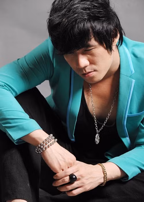 "Hiện nay có một số Facebook giả sử dụng những hình ghép với công nghệ photoshop tinh vi để làm giả hình Khánh Phương với những mục đích không tốt. Rất mong cả nhà lưu ý và thận trọng để tránh hiểu lầm đáng tiếc nhé!”, giọng ca Chiếc khăn gió ấm viết trên trang cá nhân. Ảnh: FBNV.