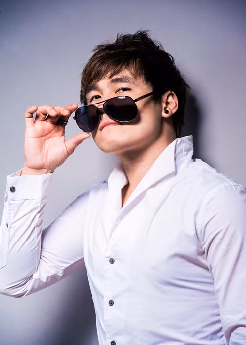 Khánh Phương phân trần rằng anh không hề biết rằng Hai thái cực đã được Lưu gia Bảo mua độc quyền. Do thân thiết với Phạm Trưởng, Khánh Phương thu âm và tung ra trước rồi mới báo cho Phạm Trưởng việc mua tác quyền ca khúc này. Khánh Phương gửi lời xin lỗi Lưu Gia Bảo đồng thời gỡ hết tất cả các bản thu ca khúc. Sau khi nhận được lời xin lỗi, phía Lưu Gia Bảo bỏ qua cho Khánh Phương. Ảnh: FBNV.