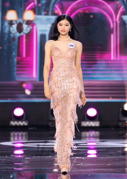 Trong chung khảo, ban tổ chức công bố top 40 Miss World Vietnam 2023. SBD 188 - Bùi Thị Hồng Trang nằm trong danh sách này. Ảnh: Thể Thao Văn Hóa.