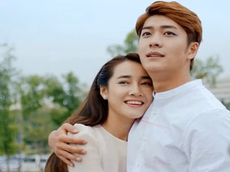 Năm 2015, Nhã Phương nổi tiếng khi đóng Tuổi thanh xuân. Vai diễn trong phim giúp cô giành giải Gương mặt diễn viên nữ ấn tượng tại VTV Awards 2015 và giải Nữ diễn viên điện ảnh/truyền hình được yêu thích nhất tại giải Mai vàng lần thứ 21. Ảnh: Zing.