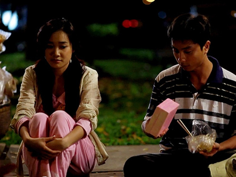 Năm 2009, Nhã Phương chạm ngõ phim ảnh với với vai diễn trong Những thiên thần áo trắng. Sau đó, bà xã của Trường Giang liên tục đóng phim truyền hình: Hoa nắng, Trường nội trú, Anh chàng vượt thời gian. Dù tham gia nhiều phim nhưng mãi đến khi góp mặt trong phim ngắn Xin lỗi anh chỉ là thằng bán bánh giò năm 2013, Nhã Phương mới gây được sự chú ý. Ảnh: Người Lao Động.