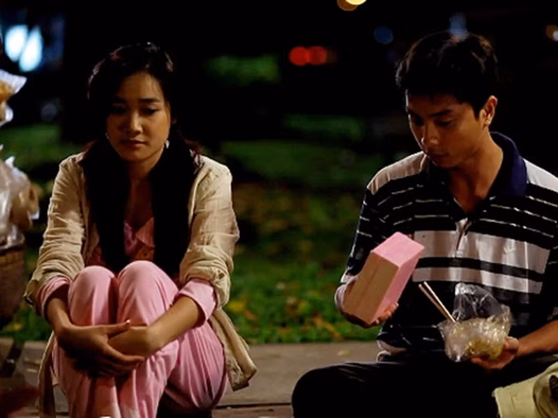 Năm 2009, Nhã Phương chạm ngõ phim ảnh với với vai diễn trong Những thiên thần áo trắng. Sau đó, bà xã của Trường Giang liên tục đóng phim truyền hình: Hoa nắng, Trường nội trú, Anh chàng vượt thời gian. Dù tham gia nhiều phim nhưng mãi đến khi góp mặt trong phim ngắn Xin lỗi anh chỉ là thằng bán bánh giò năm 2013, Nhã Phương mới gây được sự chú ý. Ảnh: Người Lao Động.