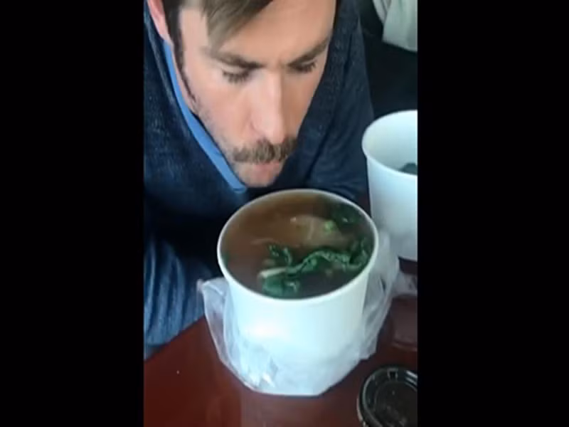 Ngôi sao Hollywood Chris Hemsworth từng đăng một đoạn video phở trên Instagram cùng chú thích: "Đang thưởng thức một tô phở Việt Nam thật ngon, hơi bị nóng nhưng điều đó sẽ không ngăn cản được tôi...". Ảnh: Vietnamnet.