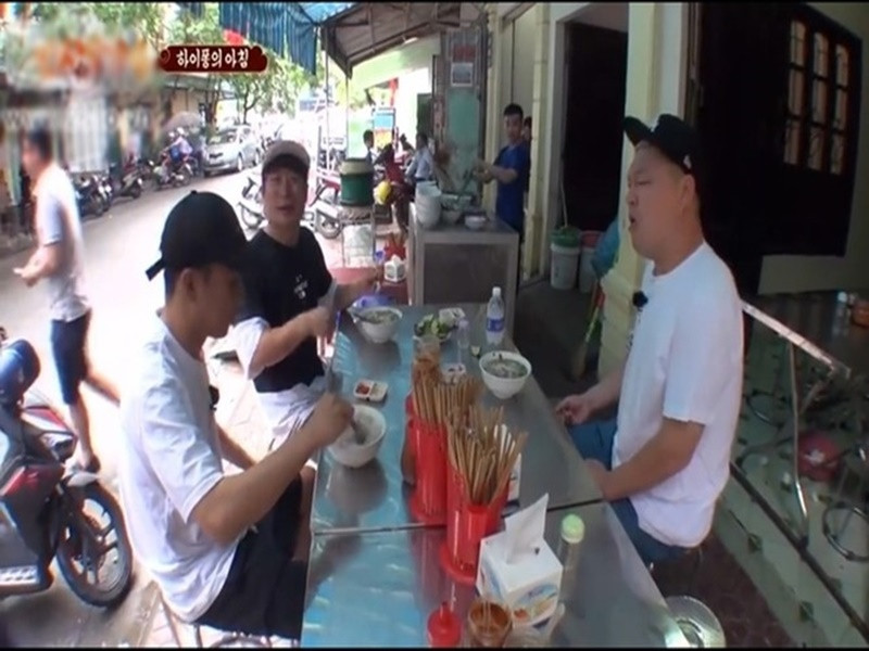 Các nghệ sĩ Hàn Quốc gồm: Diễn viên hài Lee Su Geun, ca sĩ Eun Ji Won và MC Kang Ho Dong không ngớt lời khen ngợi món phở bò. Ảnh: Vietnamnet.