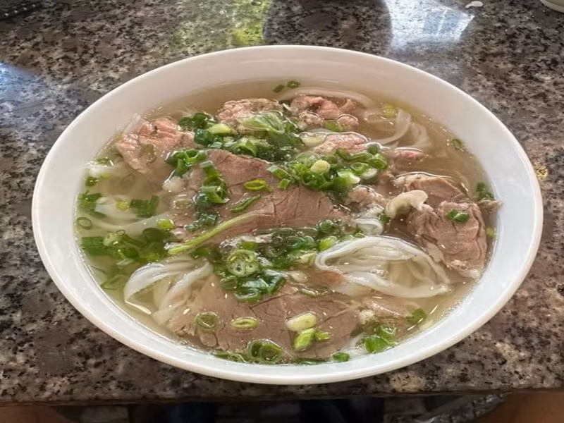 Không chỉ ca sĩ Taeyang mê đồ ăn Việt Nam, nhiều ngôi sao quốc tế cũng thích thú thưởng thức ẩm thực Việt. Ảnh: VTV.