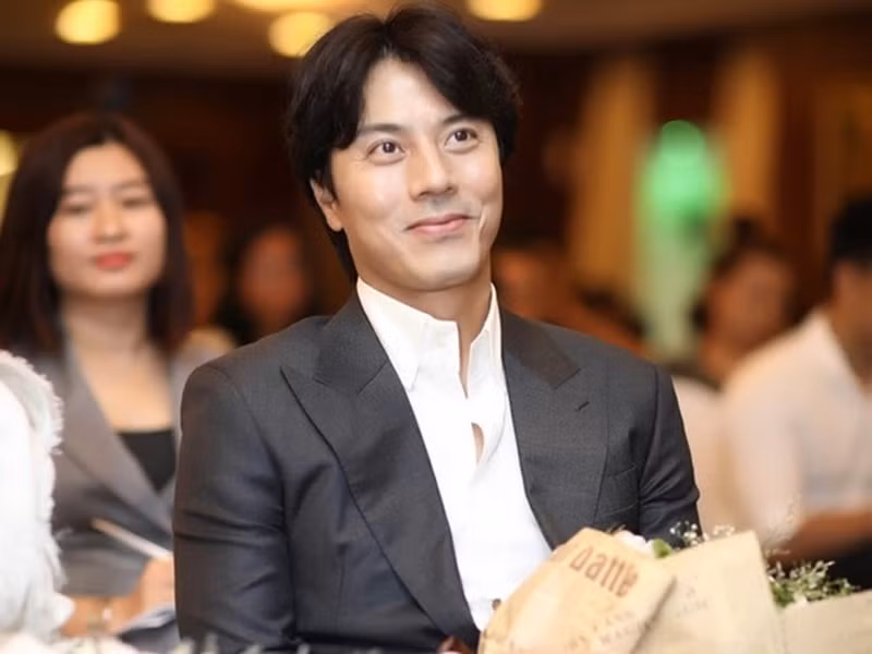 Khi đến Việt Nam đóng phim, nam diễn viên Hàn Quốc Han Jae Suk trải nghiệm vài món đặc sản ở Đà Lạt, TP HCM. Anh gây bất ngờ khi tiết lộ thích các loại đồ ăn có mắm (mắm tôm, mắm nêm, mắm ruốc…). Ảnh: VOV.