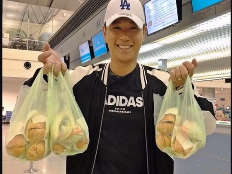 Ông xã Hồ Hạnh Nhi mang các ổ bánh mì Việt Nam về Hong Kong để thưởng thức. Ảnh: Zing.