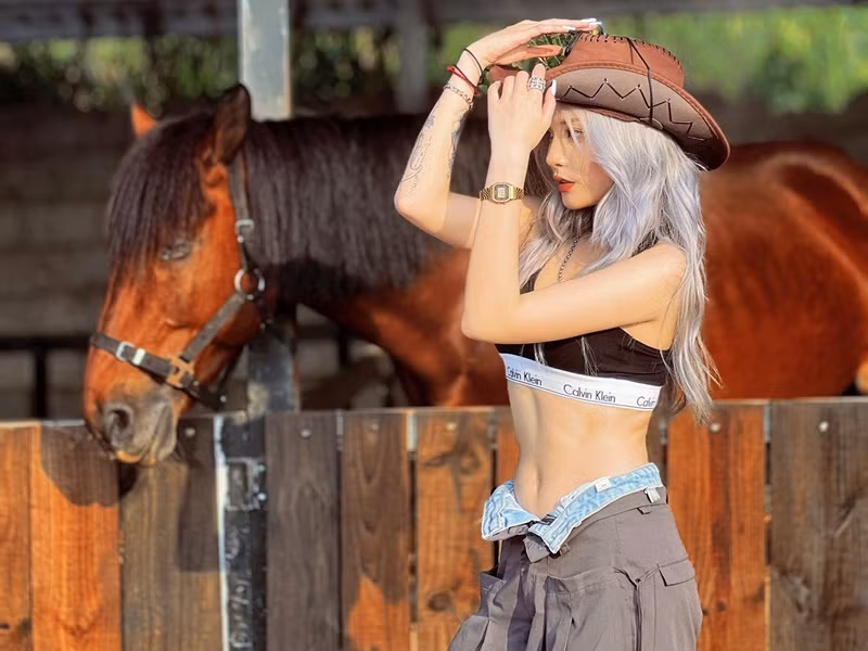 Bạn gái Quang Đăng sở hữu body gợi cảm, gương mặt xinh đẹp. Ảnh: FBNV.