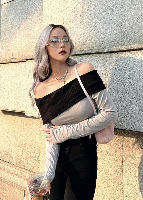 Yee Pink ăn mặc cá tính, sành điệu. Ảnh: FBNV.