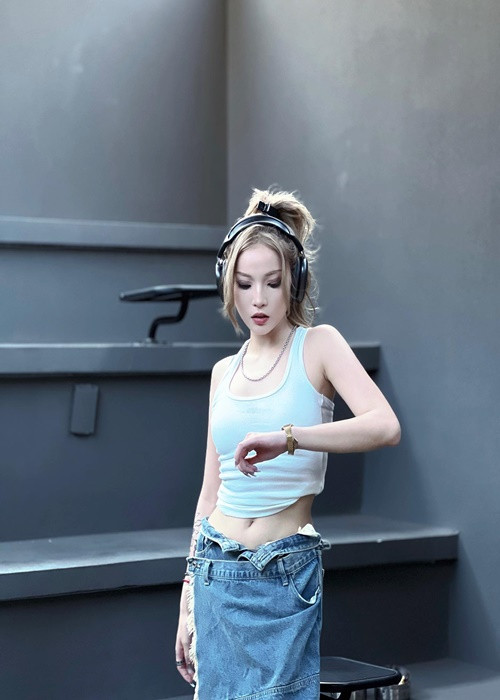 Theo Vietnamnet, trên mạng xã hội, bạn gái người Trung Quốc của Quang Đăng thường xuyên đăng tải các clip dạy nhảy, hướng dẫn phối đồ, chụp ảnh, trang điểm. Ảnh: FBNV.