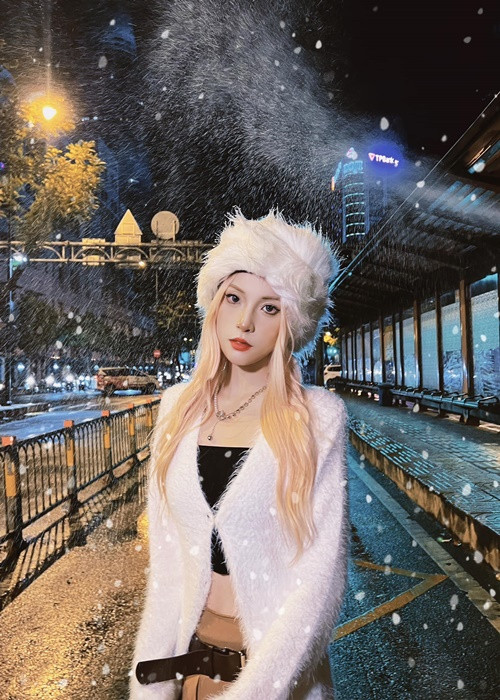 Bạn gái Quang Đăng có gương mặt đẹp không góc chết. Ảnh: FBNV.