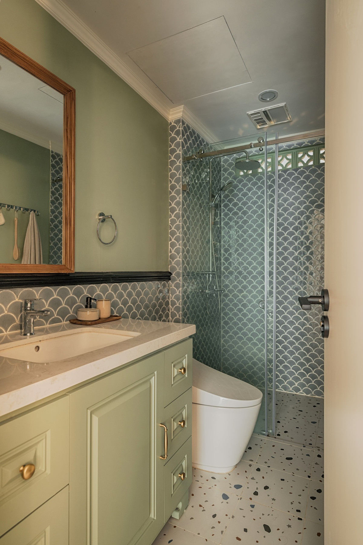 Vệ sinh của phòng ngủ master dùng tông màu xanh ghi, nội thất hiện đại nhưng không làm mất đi sự hài hòa của tổng thể ngôi nhà.