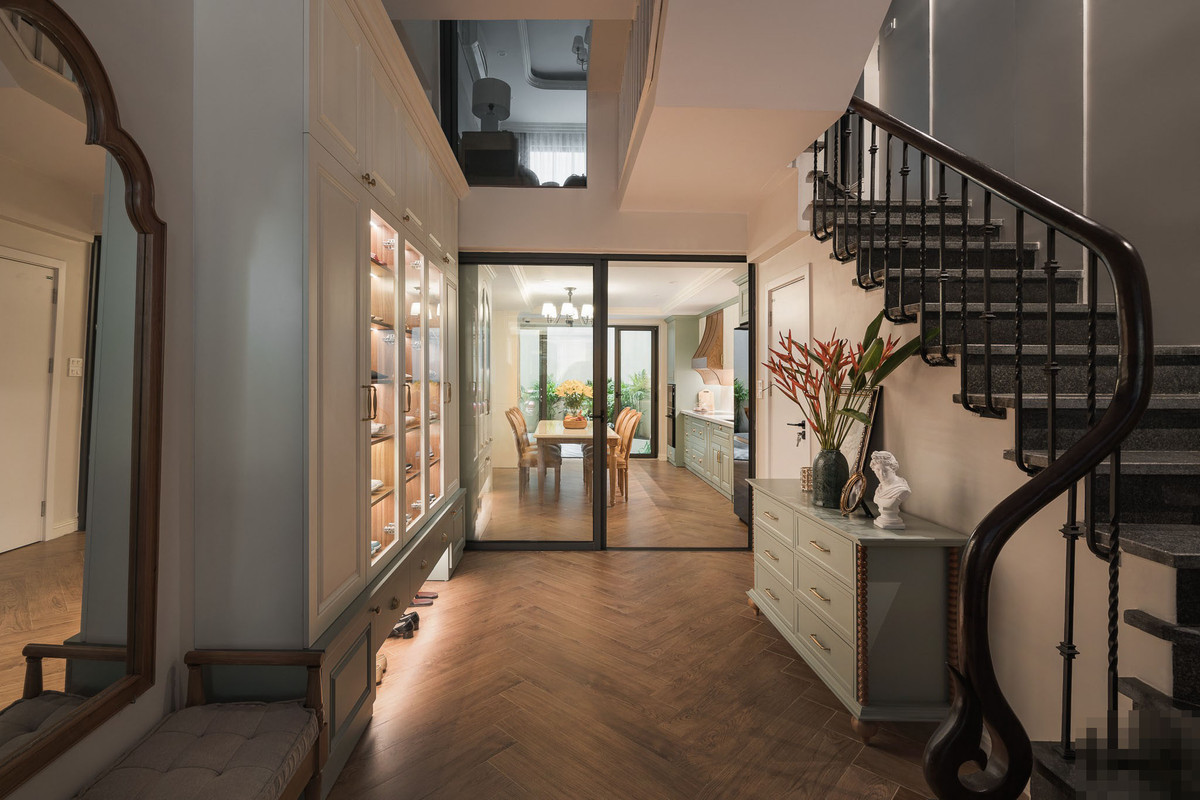 Nơi quây quần, hàn huyên và lan tỏa tình yêu thương của cả gia đình bên những bữa cơm. Nhằm giúp phòng bếp có gió trời, ánh sáng tự nhiên, nhóm đã thiết kế 1 khe thoáng phía sau.