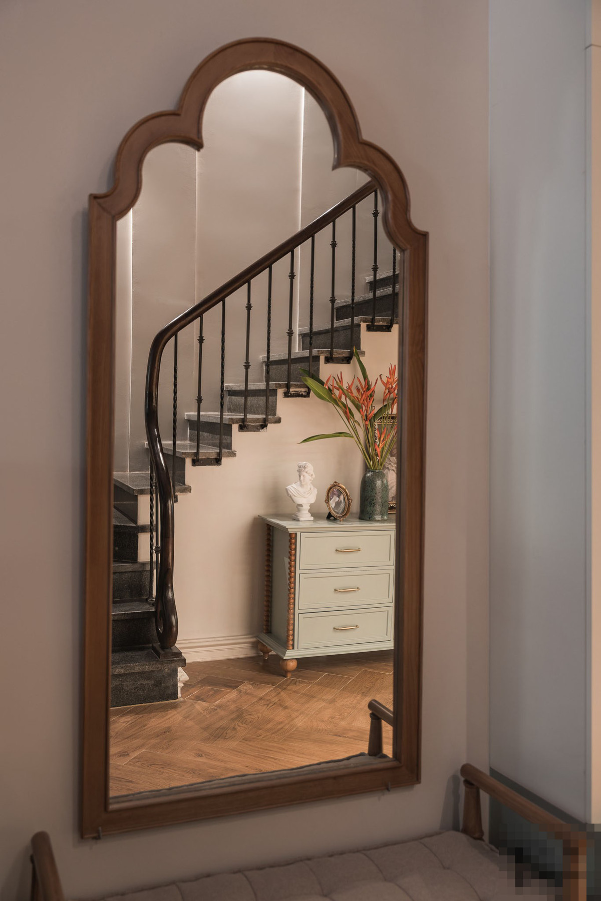 Khu vực tủ giầy, chỉnh trang phục của mọi người trước khi rời nhà.