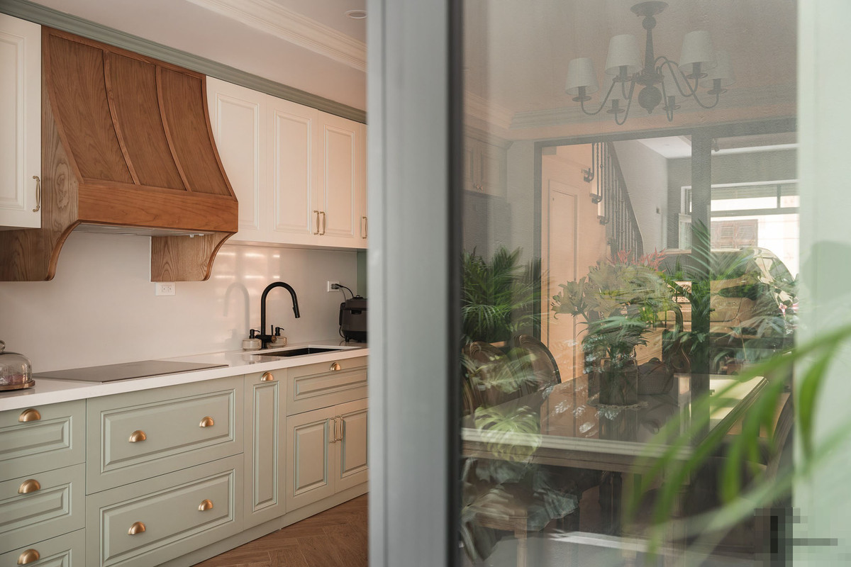 Bếp qua góc nhìn từ khe thoáng vào.