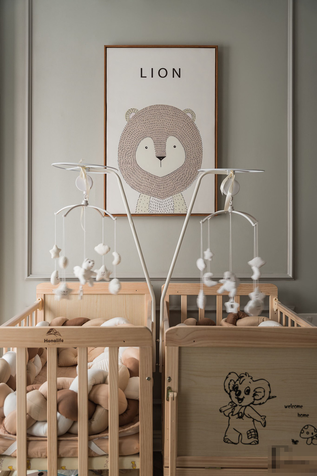 Phòng cho 2 em bé sinh đôi ngộ nghĩnh với gam chủ đạo là trắng sáng.