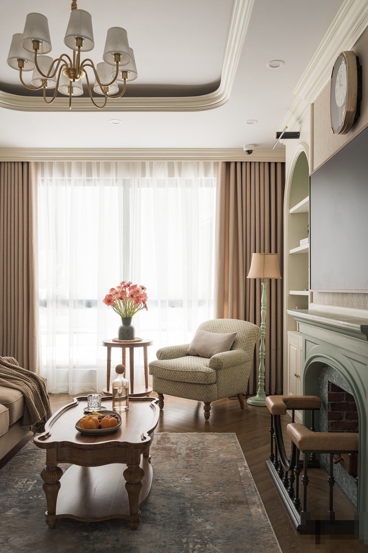 Phòng khách được sử dụng gam màu be nhã nhặn, mộc mạc tạo ra một bầu không khí nhẹ nhàng, thoáng mát. Phòng khách theo phong cách này sẽ có lò sưởi decor kiểu cổ điển. Gần đó, kiến trúc sư đặt một chiếc ghế bành êm ái, tạo cảm giác ấm cúng cho căn phòng.