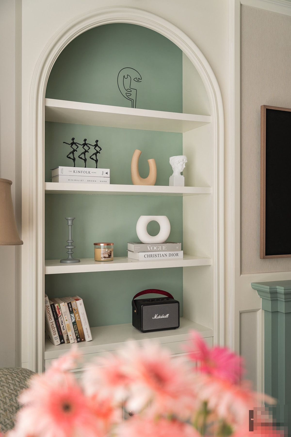 Phong cách đồng quê châu Âu sẽ đẹp nhất khi đặt trong một căn biệt thự, với ngôi nhà phố - đây là chủ đề khá khó, có điểm không phù hợp. Tuy nhiên, với mong muốn kiến tạokhông gian sốngnhư mơ cho khách hàng, nhóm thiết kế đã dành thời gian nghiên cứu và đưa vào ngôi nhà phố những nét cổ điển, sang trọng mang hơi hướng phong cách này.