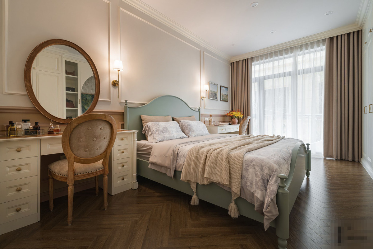 Phong cách đồng quê khởi nguồn từ những gì tự nhiên, thuần túy nhất nên màu sắc nội thất thường được ưu tiên sử dụng gam màu pastel, thiên về màu hoa cỏ, tím lavender, vàng nhạt, xanh da trời, xanh bạc hà... Những gam màu này thường tạo cảm giác dễ chịu, thư thái vì vậy nhóm thiết kế đã dùng màu xanh làm điểm nhấn cho phòng ngủ.