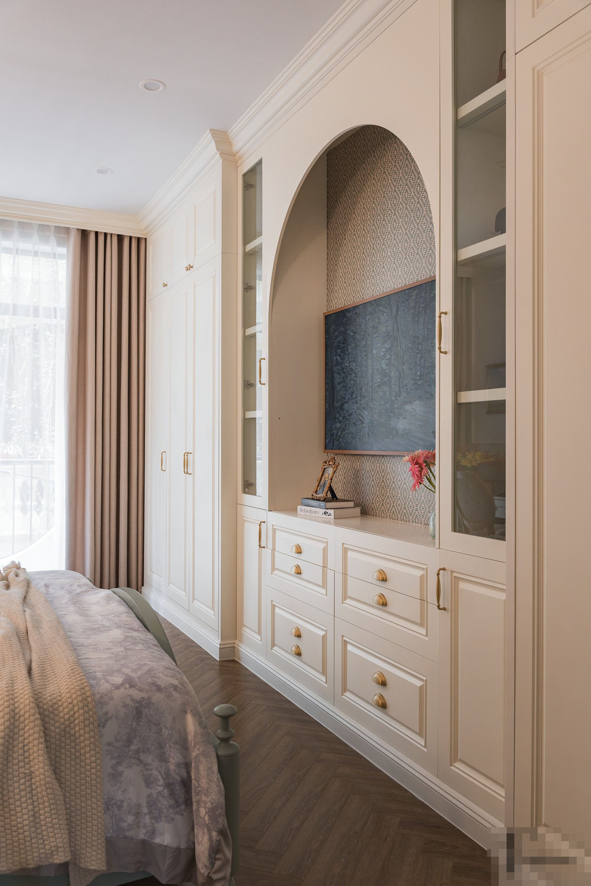 Các chi tiết nội thất không rườm rà mà hướng đến sự tinh giản, phóng khoáng. Chất liệu vải cho nệm, gối, rèm là đũi, sô, linen hay lụa, chính những chất liệu quan trọng này sẽ tạo nên sự an yên cho không gian nghỉ ngơi.