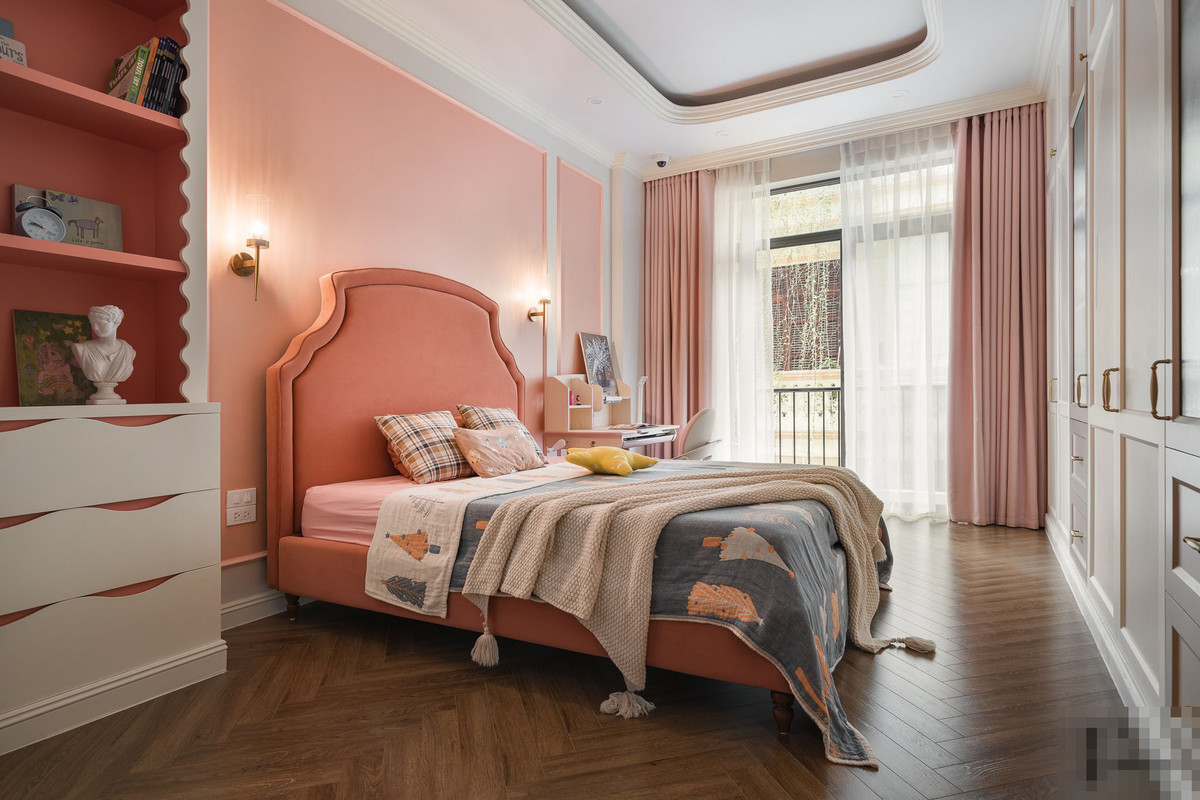 Phòng ngủ cho bé lớn dùng gam hồng với sắc độ vừa phải, dễ thương, nổi bật trên nền trắng đan xen.