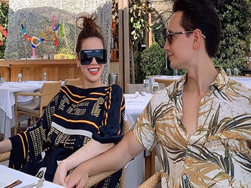 “3 tháng đầu tôi nghén, không ăn được gì cả mà chỉ ói thôi. Không ăn thì lại đói, anh Kim không chiều được vì bê đồ ăn lên cũng bị chửi, không bê đồ ăn lên cũng bị chửi. Thái độ tôi rất khó chịu. Bụng tôi bầu to lắm, ngày nào cũng bắt anh Kim kiểm tra xem có vết rạn nào thêm không. Anh ấy đau đầu với tôi luôn. Anh ấy lúc nào cũng bảo: ‘Không vấn đề gì hết, em vẫn đẹp lắm’ nhưng tôi ngày nào cũng tra tấn anh ấy", nữ ca sĩ kể lại.