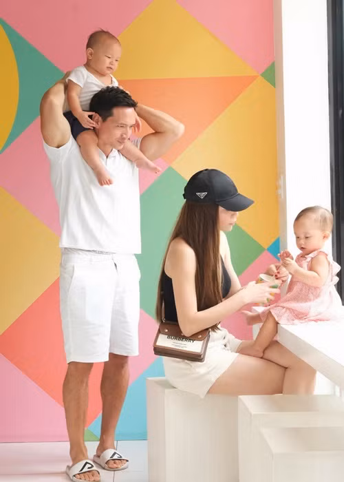Kim Lý san sẻ công việc chăm hai con sinh đôi với Hồ Ngọc Hà. Nhờ vậy, Hà Hồ không bị stress sau khi sinh.