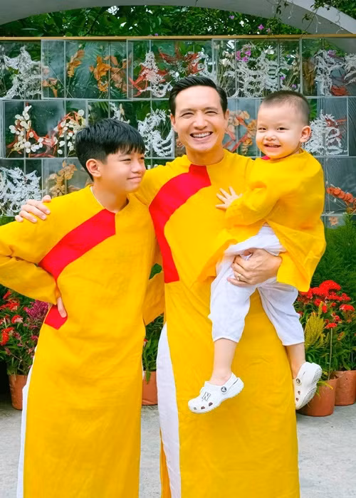 Đối với bé Subeo - con riêng của Hồ Ngọc Hà, Kim Lý chiều chuộng như con đẻ. Nam diễn viên dạy Subeo học, chơi thể thao cùng cậu nhóc.