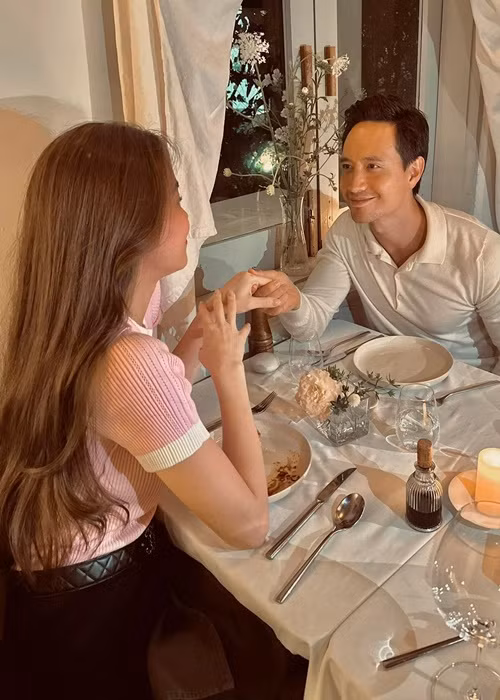 Sau 6 năm bên nhau, có hai con chung, Kim Lý và Hà Hồ vẫn dành cho nhau ánh mắt đắm đuối, những cử chỉ thân mật.