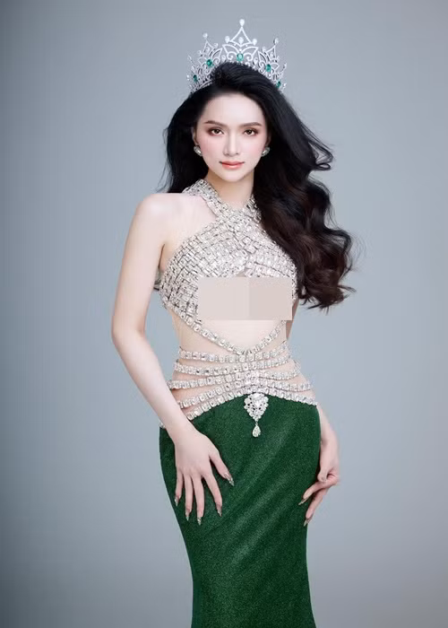 Về người đàn ông đặc biệt thứ hai trong cuộc đời, Hương Giang cho biết, cô được người này tặng rất nhiều tiền và quà có giá trị. Nữ ca sĩ khẳng định, cô đón nhận tình cảm chân thành chứ không hề có suy nghĩ sẽ lợi dụng bất kỳ ai. Đến khi biết Hương Giang không phải là con gái thực sự, người này không nhắn tin hay nói bất cứ điều gì. Sau đó, người này bảo quý mến Hương Giang như một người em và không đáng cắt đứt liên lạc. Từ đó, cả hai trở thành bạn bè.