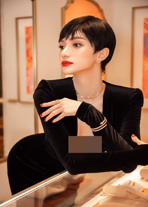 Năm 2014, trong cuốn tự truyện, Hương Giang Idol chia sẻ về hai người đàn ông của đời mình khi chưa chuyển giới. Cụ thể, cô từng gắn bó với một doanh nhân thành đạt, trưởng thành và lịch lãm. Tuy nhiên, mối quan hệ này chỉ kéo dài vài tuần vì cả hai bên đều chán nản. Theo Hương Giang, cô cảm thấy không hạnh phúc vì vị doanh nhân đó không có nhu cầu yêu mà chỉ thích được nhìn ngắm con người giống mình.