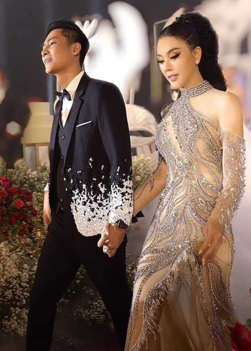 Lâm Khánh Chi làm đám cưới với Phi Hùng năm 2017. Cả hai chia tay năm 2021. Tháng 4 vừa qua, Lâm Khánh Chi đăng ảnh bên Phi Hùng kèm chú thích: “Nối lại tình xưa”. Sau đó, phía Phi Hùng cho biết, anh và Lâm Khánh Chi chỉ là tri kỷ. Cả hai cùng nuôi dạy con trai, hỗ trợ nhau khi có thể.