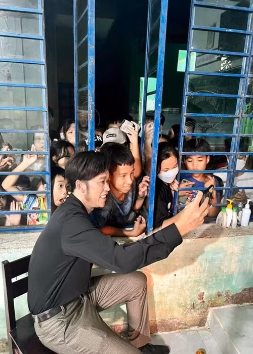 Nghệ sĩ Hoài Linh cho biết, cát-sê diễn sân khấu không cao nhưng đổi lại là niềm vui. Ảnh: Saostar.