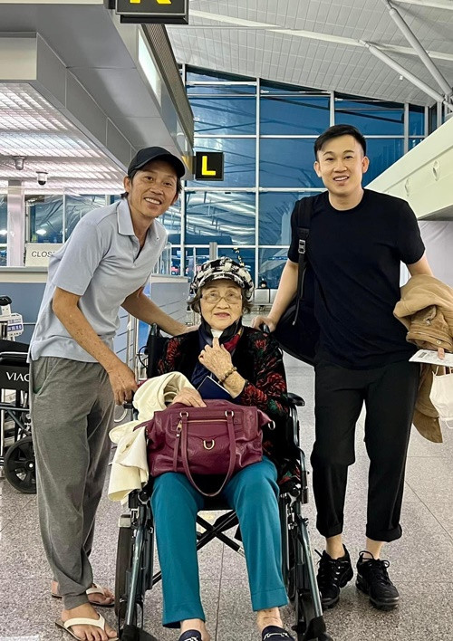 Hoài Linh diện quần áo đơn giản, đi dép xỏ ngón khi xuất hiện tại sân bay đưa mẹ đi Mỹ. Ảnh: FBNV.