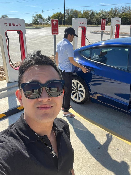 Thành Vinh - con ruột Hoài Linh đăng tải hình ảnh Hoài Linh sang Mỹ thăm gia đình vào tháng 10/2022. Ảnh: FBNV.