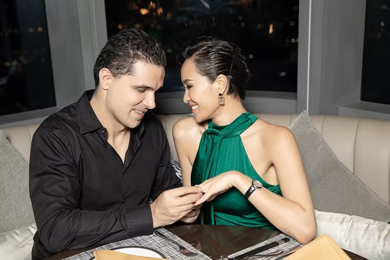 Kỷ niệm 4 năm ngày cưới, doanh nhân người Ba Lan Marcin tặng MC Phương Mai nhẫn kim cương 1 tỷ. Ảnh: Vietnamnet.