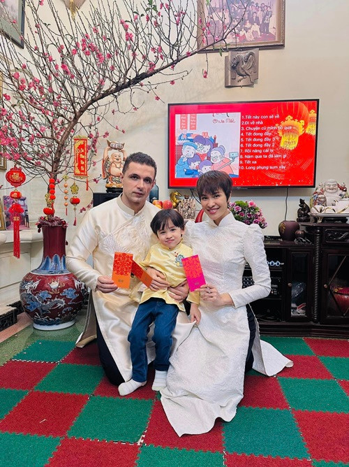 Hôn nhân thay đổi cuộc sống và tính cách của Phương Mai. Cô bớt ương bướng và ham chơi, mềm tính hơn, biết vào bếp nấu nướng và đặc biệt khéo chăm con. Ảnh: FBNV.